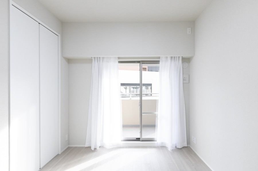 洋室（5.5帖）はリビングから離れて静かに作業や課題に集中出来るお部屋です。バルコニーに面しており、優しい光と風が入ります。