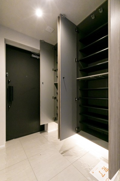 .家族の靴もたっぷりと収納できる、玄関収納を設置しました。棚板の高さも調整出来るので、サイズや種類が違うものでも綺麗に整頓して収納出来ます。