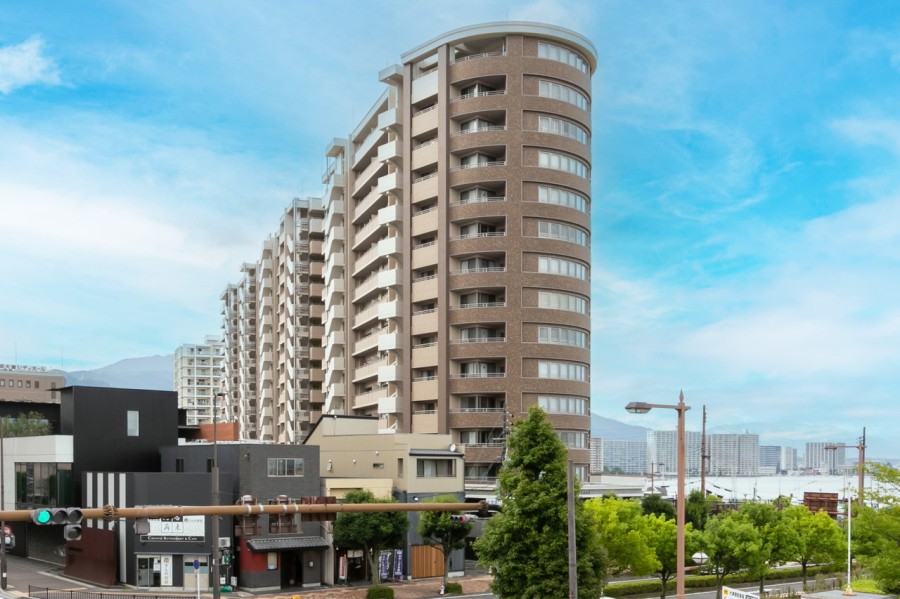 京阪びわ湖浜大津駅徒歩２分の立地です。目の前に琵琶湖の雄大な眺望が広がります。平成19年建築、総戸数229戸のビッグコミュニティで、ペット飼育可能です。