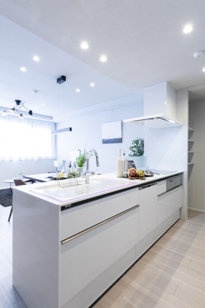 対面式オープンキッチン採用で、家事をしながらも家族とコミュニケーションをとりやすい間取りです。キッチン背面から洗面室に入ることができるので、家事効率の良い間取りになっています。