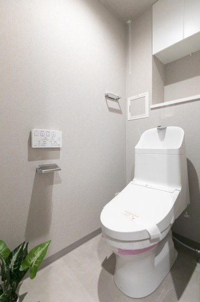 TOTO製ウォシュレット一体型のトイレ新規交換済みです。毎日のお手入れにストレスがないよう、汚れの付きにくい素材や機能を多数搭載しております。清潔な空間を保てます。