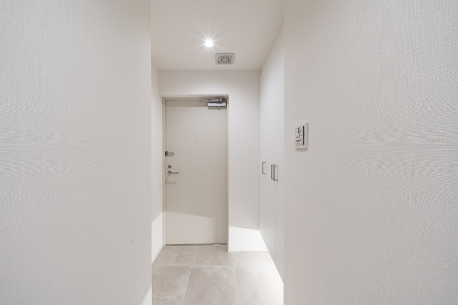 フットライトと人感センサーライトを設置した玄関です。収納力のあるシューズボックスも備え付けましたので玄関もすっきり保てます