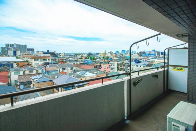 南西向きで採光のとれたバルコニーです。バルコニーからは、遠くまで空が見渡せる見晴らしの良い眺望が広がっています。