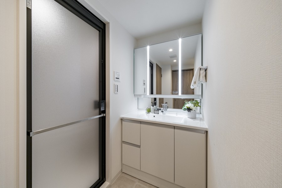 Panasonic製洗面化粧台を新しく設置した洗面室。お部屋の内装と統一された、清潔感漂う洗面化粧台です。三面鏡裏や足元の収納など使いやすさも兼ね備えています。