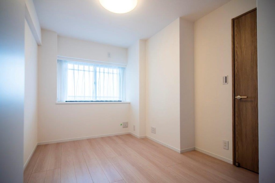 柔らかな光が差し込む東向きの洋室1です。クローゼットがついていますので、お部屋をスッキリとお使いいただけます。