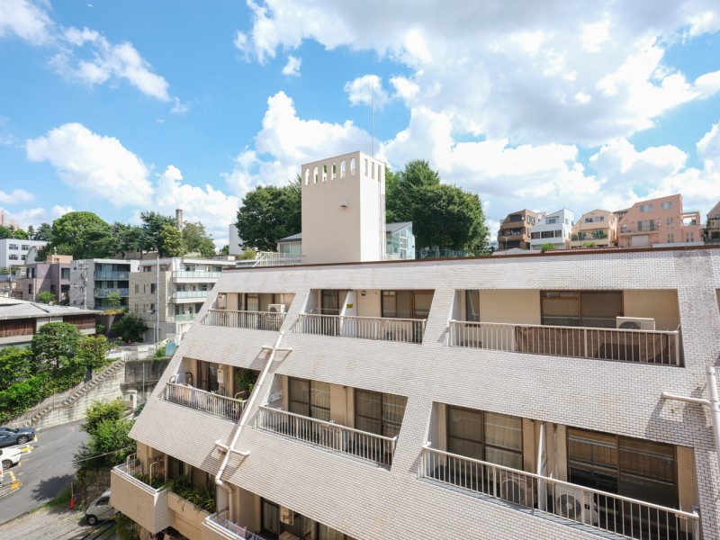 目線を上げると青々とした空を望める眺望です。だんだんと変わっていく空の色を愉しみ、リフレッシュするのも良さそうです。