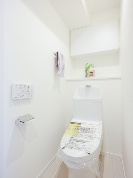 シンプルで安らぎが宿るレストルームです。カウンターや吊戸棚など有効的に使えそうな設備を設置。毎日使う場所だからこそ、清潔感と使いやすさを考慮した空間です。