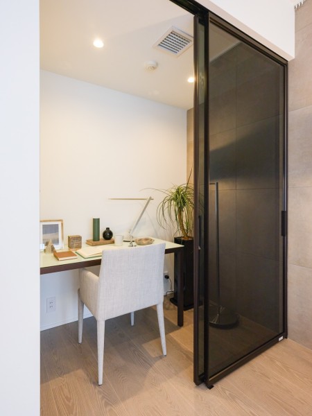 勉強や読書など落ち着いて作業したいときのワークスペースにぴったりなサービスルーム(納戸)です。