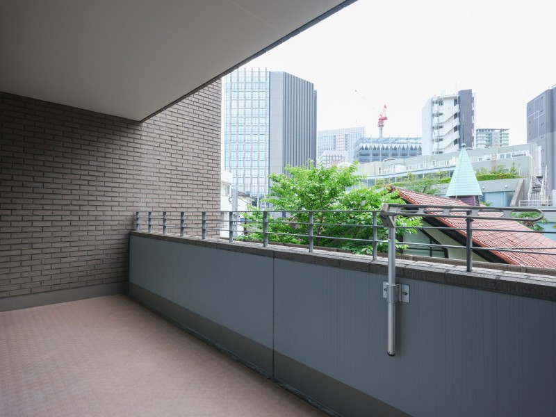 南西向きで採光の取れたバルコニーです。爽やかな風が感じられるリフレッシュにぴったりな空間です。