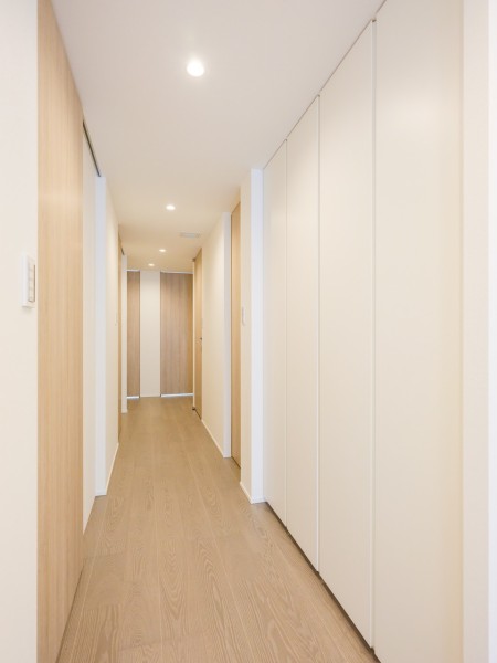 廊下には天井までの高さがある収納豊富なシューズボックスを備え付けたので、玄関をすっきり綺麗に保てます。