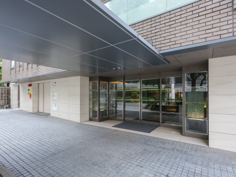 上質な居住空間へやさしく誘うエントランスです。敷地内には建物を囲むように植栽が彩り、緑豊かな景観を楽しめます。