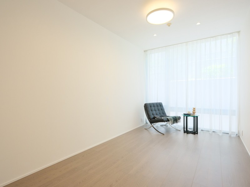 約8.3帖の洋室1は主寝室にぴったりなゆとりあるお部屋です。大きな窓があり、明るく、過ぎゆく時間をのんびりと感じることができる空間です。