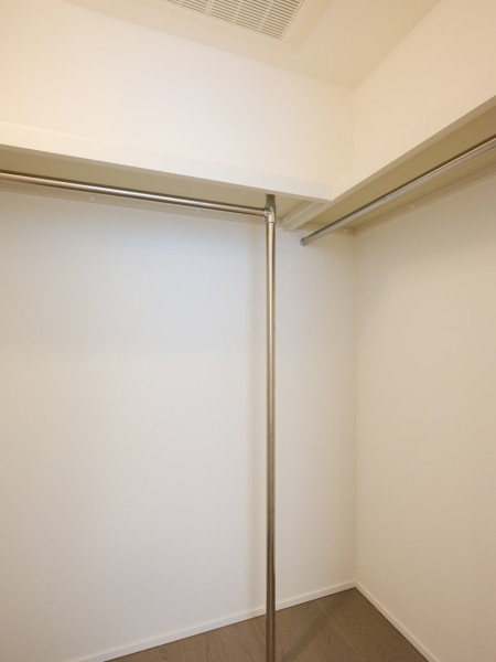洋室1には、収納豊富なウォークインクローゼットを備え付けました。かさばりやすいアウターやオフシーズンの家電など、たっぷり収納できそうです♪