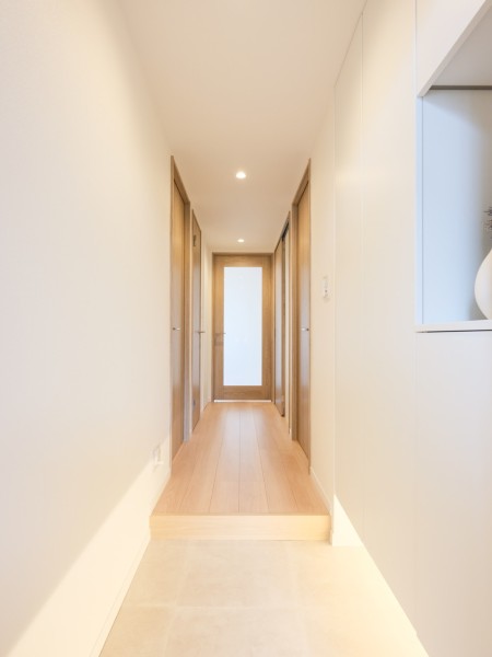 リビングからの光を取り込んだ明るい玄関です。大切なご家族の「ただいま」「おかえり」が行き交う心温まる空間です。