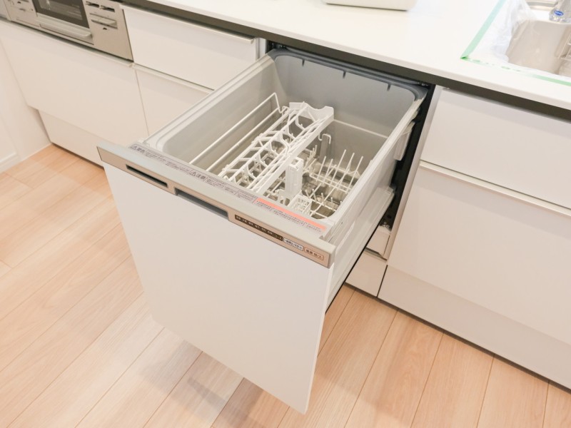 ◆食器洗浄乾燥機◆家事の時間を短縮できる優れもの。さらに節水・節約を同時に行うことができるので、大変人気があり重宝します。