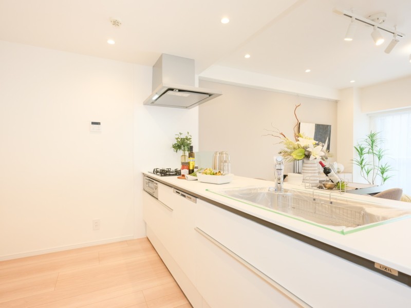 リビングにいるご家族とおしゃべりしながら家事ができる人気のオープンキッチンです。空間に美しく溶け込むデザイン性と使い勝手の良い快適な機能が充実しています。