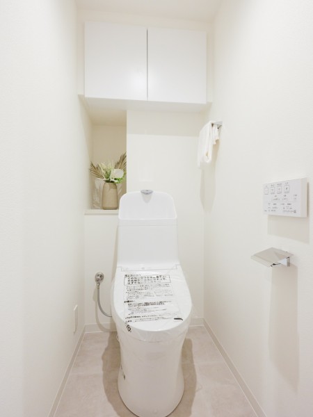 優れた節水効果や汚れが付きにくい便座など、ほしかった機能が揃ったシャワートイレです。落ち着ける空間になるようシンプルな内装です。