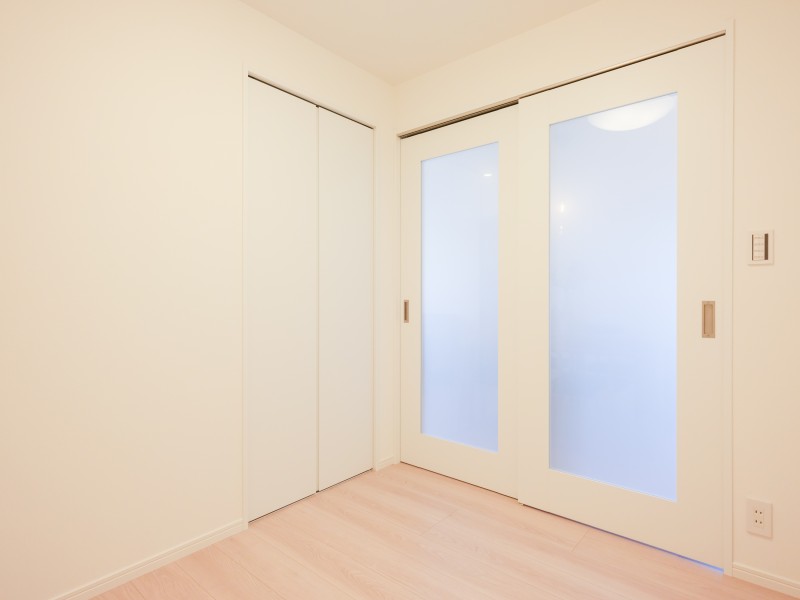 リビングと洋室3を仕切る扉は、ライフスタイルをシームレスにするガラス扉を用いました。課題や作業、趣味など自分の時間に集中できるので、ワークスペースや子供部屋におすすめです。