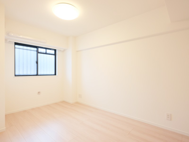 サービスルームはライフスタイルによってあらゆる用途にお使いいただける魅力的なスペースです。約6.0帖のお部屋には窓があり柔らかい陽射しも入るので、主寝室としてもお使いいただけます。