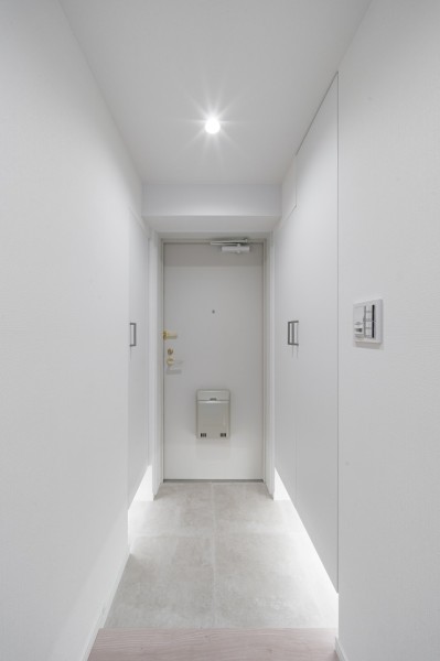 玄関の両側にシューズボックスを設置したので、たっぷりと収納可能です。住まいの顔になる玄関は、白を基調に爽やかな空間を演出します。