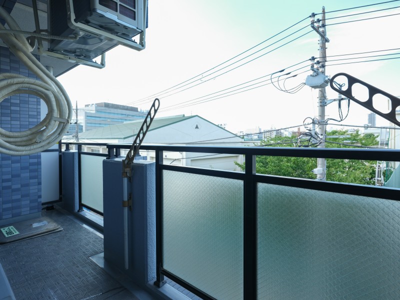 南西向きで採光のとれたバルコニーです。晴れた日には洗濯物もカラっと乾きそうです。暮らしに大切な光と風を感じることができるスペースです。