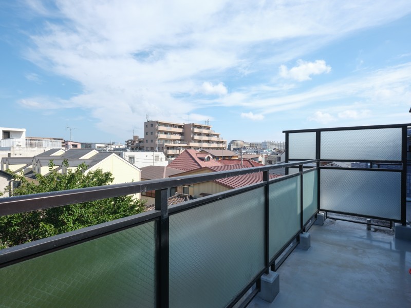 ルーフバルコニーは約8.10m²の広さがあります。暮らしの中で大切な光と風を演出してくれる居心地の良い空間です。陽当りの良い空間は暮らしに大切にリフレッシュ空間を楽しめます。