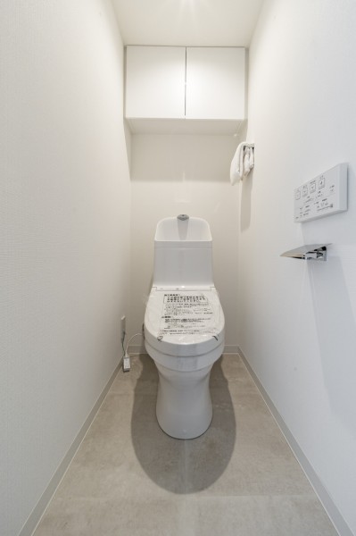 シンプルで安らぎが宿るサニタリールームです。TOTO製ウォシュレット一体型のトイレに新規交換済み。吊戸棚も設置しましたので、収納も便利です。