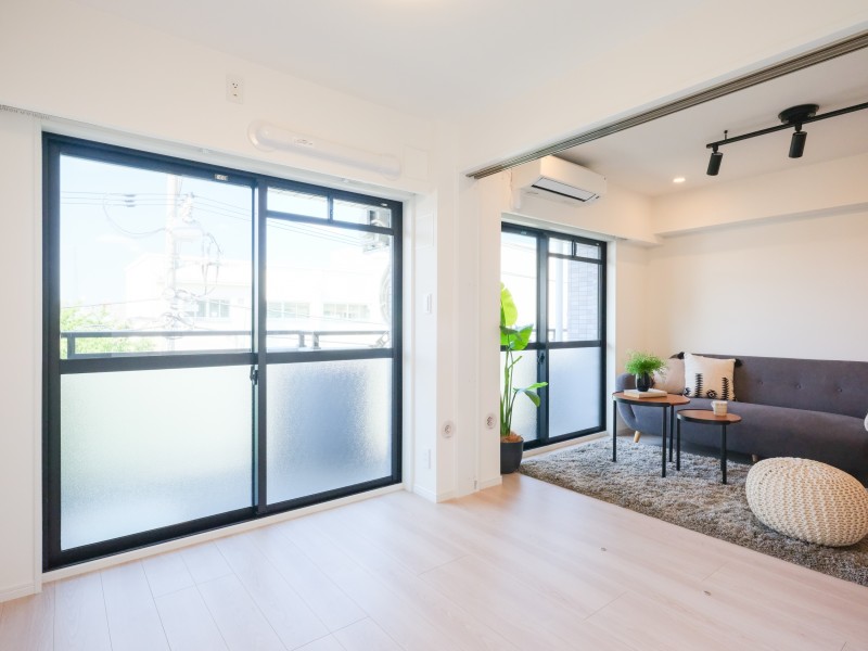 バルコニーに隣接した南西向きの明るい洋室2です。扉をあけながら、お子様との時間をご家族そろってお使いいただけます。