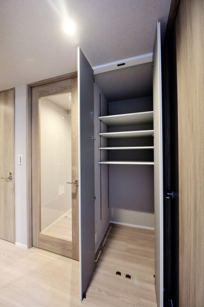 リビング入口横にも収納を設置しました。季節ものの家電やお掃除用品、家族共用の物など、ライフスタイルや家族構成に合わせてあらゆるものを収納でき、居室を広くつかえます。