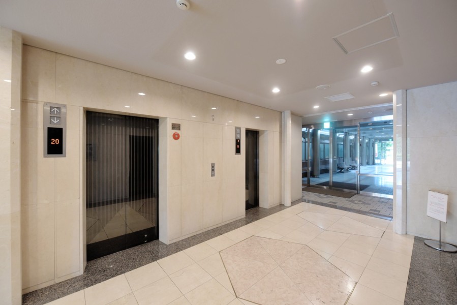 平成12年建築、管理体制のしっかりとしたマンションです。各住戸に1区画無償で地下1階のトランクルームが割り当てられていますので、収納には困りません。