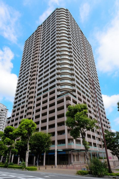 阪急西宮北口駅徒歩4分の31階建てタワーマンションです。近隣にはお買い物施設や医療機関、金融機関が揃っており、便利な住環境です。24時間有人管理、24時間ゴミ捨て可能です。