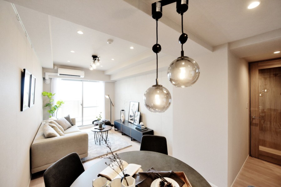 使い勝手の良い形をしたリビングです。折り上げ天井と南向きの大きな開口で、明るく開放感のあるお部屋です。ピクチャーレールを設置しており、お好みのアートやグリーンで演出できます。