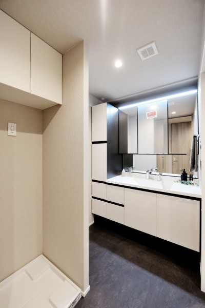 .三面鏡裏が収納になっており、小物が増えがちな洗面台もすっきりと整頓出来ます。トールキャビネットを備え付けましたので、リネン類や洗剤類のストック場所としても便利です。