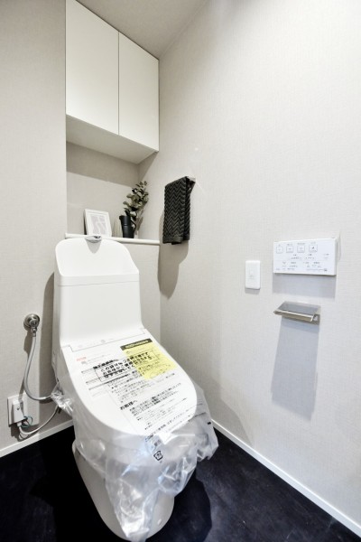 TOTO製ウォシュレット一体型のトイレ新規交換済みです。汚れの付きにくい素材を使用、お手入れ楽々な機能を多数搭載しており、毎日のお掃除も楽々です。