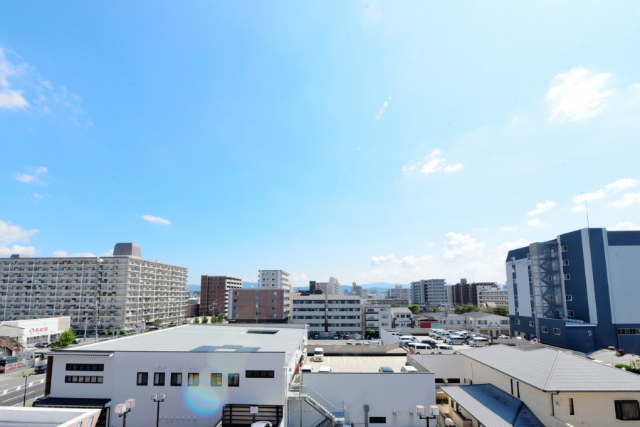 南側の前面を遮る建物はなく、ゆったりとしたバルコニーがお部屋の中に優しい自然の光と風を運んでくれます。大きな青い空に遠くの山々の緑のコントラストが美しい景色です。