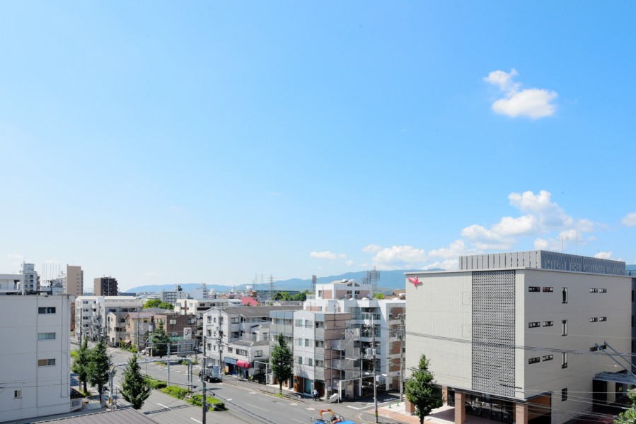 6階部分で開けた空と眺望を堪能出来るお部屋です。毎日の暮らしの中で、時間や季節と共に変化する空を眺めながら心安らぐ時間を過ごせます。