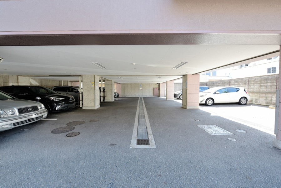 全11台の平面駐車場があります。機械式と違い、お車の出し入れもスムーズに行えます。