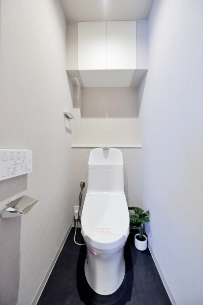 お手入れ楽々な機能を多数搭載し、毎日のお掃除がしやすいTOTO製ウォシュレット一体型のトイレを採用しました。吊戸棚を設置しておりますので、小物類の収納に便利です。