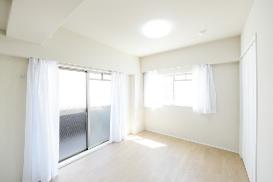 洋室1（約5.7帖）は北東側のバルコニーに面し、一日を通して優しい光が入るお部屋です。二面採光で風通しも良く、快適な空間でリラックスできます。