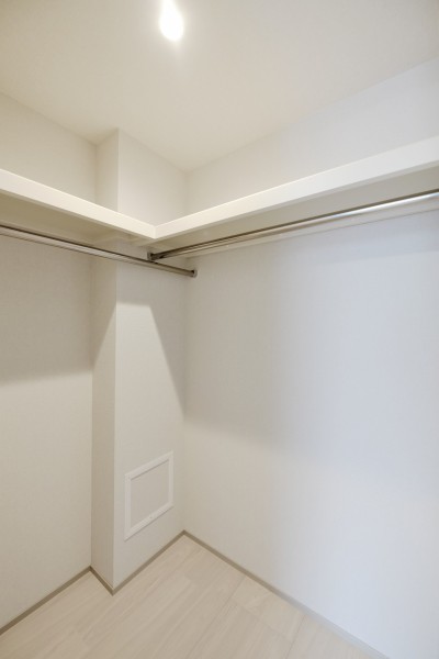 洋室1にはハンガーパイプに枕棚を備え付けたウォークインクローゼットを設置しました。毎日使うお洋服から小物類、かさばりがちなアウターなどもたっぷり収納できます。