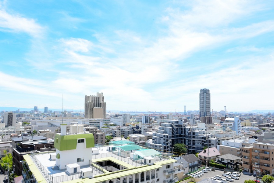 10階部分で南北両面にバルコニーがあります。南側には大阪湾まで見渡せる眺望、北側には六甲山系の山々の緑を望む眺望があります。海と山、どちらの景色も楽しめる数少ない立地です。