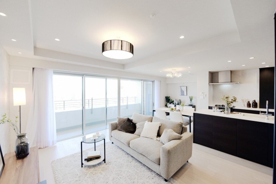 南向きの大きな窓から優しい光を取り入れるくつろぎの空間です。折り上げ天井がより開放感を高めています。シンプルながらも素材や使いやすさにこだわった設計や内装を是非現地でご確認下さい。