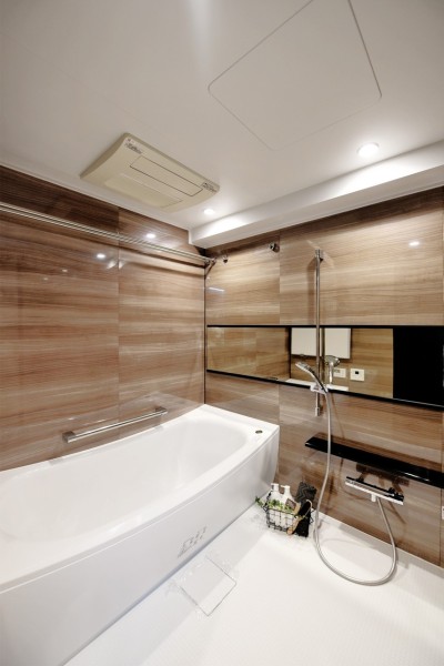 浴室は1620サイズで日ごろの疲れをゆっくりと癒して頂ける広さがあります。浴室暖房乾燥機も完備ですので、梅雨時の衣類の乾燥や冬場の暖房運転など一年中快適にご使用頂けます。