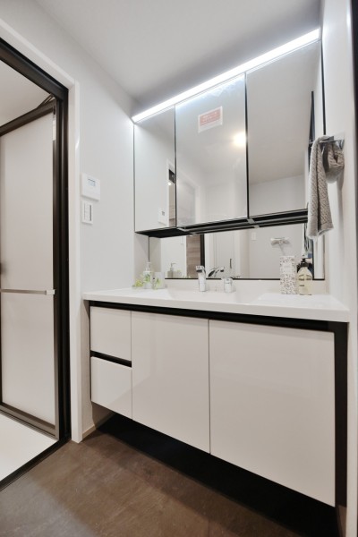 身だしなみを整えやすい三面鏡を採用、鏡の裏は細かいものしまえる収納になっています。タッチレススイッチで、手が汚れていても点灯でき清潔に使えます。