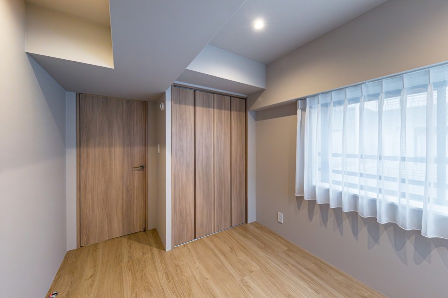 洗面室へ直接アクセスできるプライベート性の高い洋室2です。２面採光で明るく、毎朝、すっきりとした目覚めが日常になりそうです。