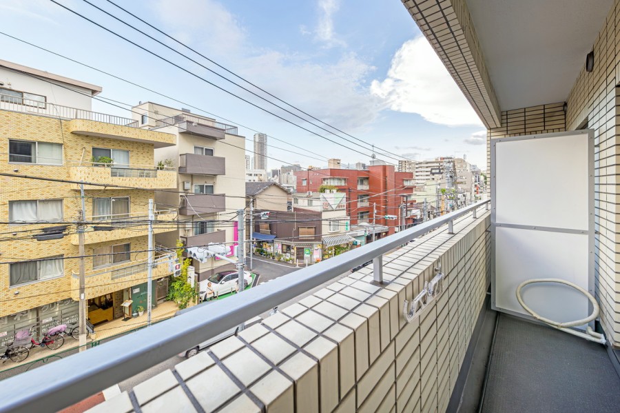 採光の取れたバルコニーは、暮らしの中で大切な光と風を演出してくれる居心地の良い空間です。