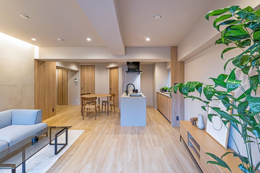 リュクスな暮らしが叶うリビングは木の温もりと上質感を味わえるお部屋です。心地よい時間が流れ、明日への活力を養うことができる居心地の良いお部屋です。