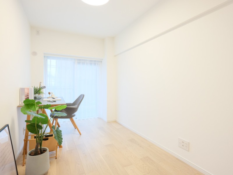 たっぷりと自然光を取り込んだ洋室2です。明るく、テレワークや作業スペースにぴったりなお部屋です。