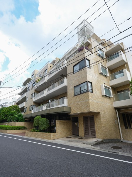 永きにわたる歴史と豊かな文化が息づく文京区小石川。深い歴史に刻まれた豊かな緑を誇る場所が随所に点在し、人々に心安らぐひとときを提供。また、魅力的な再開発によって今後も更なる発展が期待されるエリアです。