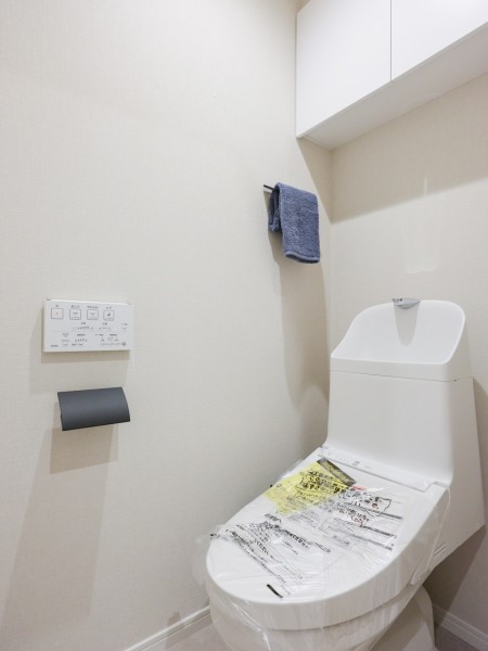 シンプルで使いやすいレストルームです。優れた節水効果や汚れが付きにくい便座など、ほしかった機能が揃ったウォシュレット一体型トイレです。